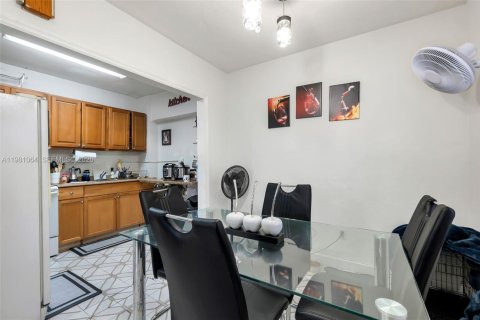 House in Miami, Florida 4 bedrooms, 176.24 sq.m. № 2042969 - photo 6