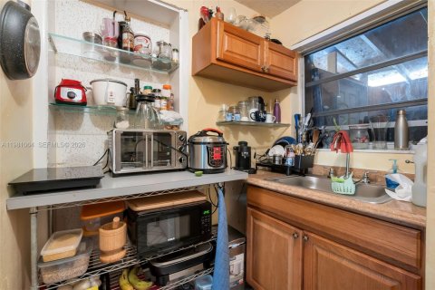 House in Miami, Florida 4 bedrooms, 176.24 sq.m. № 2042969 - photo 14