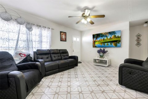 House in Miami, Florida 4 bedrooms, 176.24 sq.m. № 2042969 - photo 3