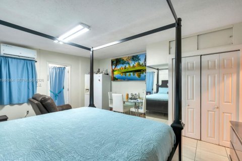 House in Miami, Florida 4 bedrooms, 176.24 sq.m. № 2042969 - photo 13