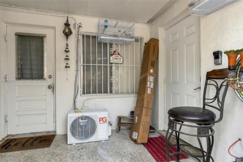 House in Miami, Florida 4 bedrooms, 176.24 sq.m. № 2042969 - photo 24