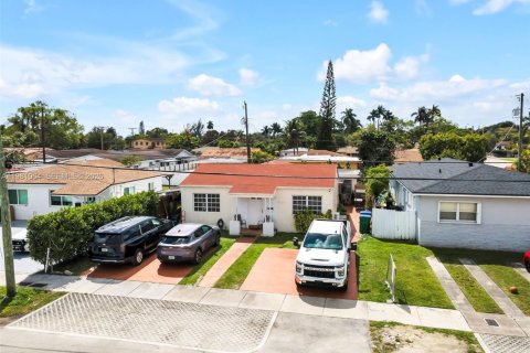 House in Miami, Florida 4 bedrooms, 176.24 sq.m. № 2042969 - photo 28