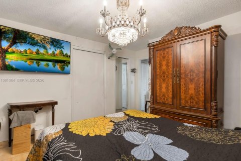 House in Miami, Florida 4 bedrooms, 176.24 sq.m. № 2042969 - photo 21