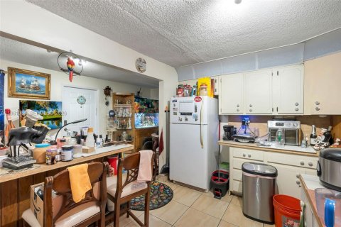 House in Miami, Florida 4 bedrooms, 176.24 sq.m. № 2042969 - photo 19