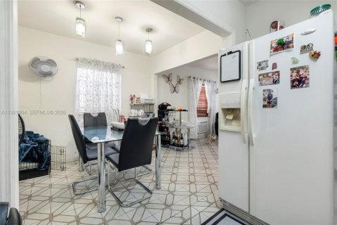 House in Miami, Florida 4 bedrooms, 176.24 sq.m. № 2042969 - photo 7