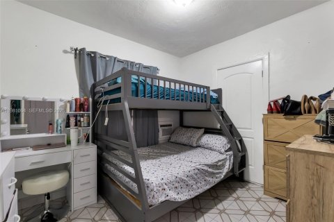 House in Miami, Florida 4 bedrooms, 176.24 sq.m. № 2042969 - photo 10