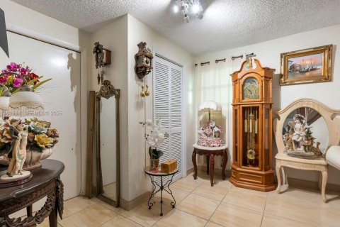 House in Miami, Florida 4 bedrooms, 176.24 sq.m. № 2042969 - photo 22