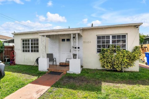 House in Miami, Florida 4 bedrooms, 176.24 sq.m. № 2042969 - photo 2