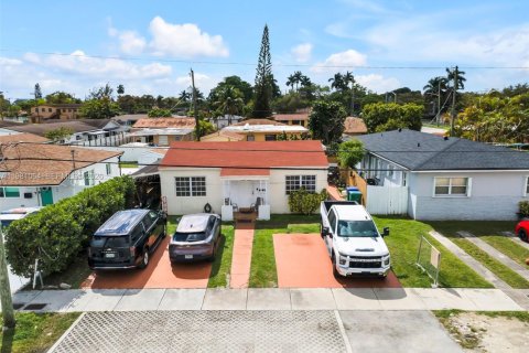 House in Miami, Florida 4 bedrooms, 176.24 sq.m. № 2042969 - photo 29