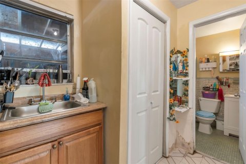 House in Miami, Florida 4 bedrooms, 176.24 sq.m. № 2042969 - photo 15