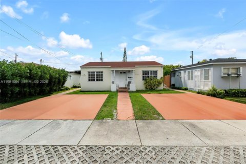 House in Miami, Florida 4 bedrooms, 176.24 sq.m. № 2042969