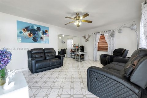 House in Miami, Florida 4 bedrooms, 176.24 sq.m. № 2042969 - photo 4