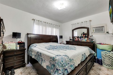 House in Miami, Florida 4 bedrooms, 176.24 sq.m. № 2042969 - photo 8