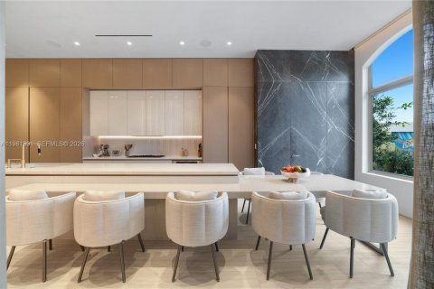 Villa ou maison à vendre à Aventura, Floride: 6 chambres, 597.36 m2 № 2047291 - photo 11