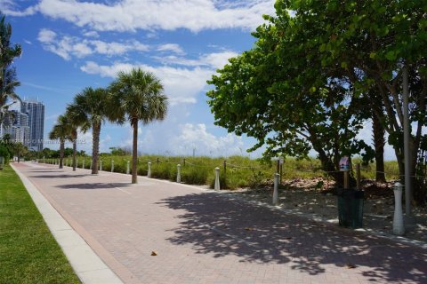 Copropriété à vendre à Miami Beach, Floride: 2 chambres, 105.72 m2 № 1804269 - photo 15