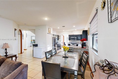 Купить виллу или дом в Хомстед, Флорида 5 спален, 343.37м2, № 1955678 - фото 19