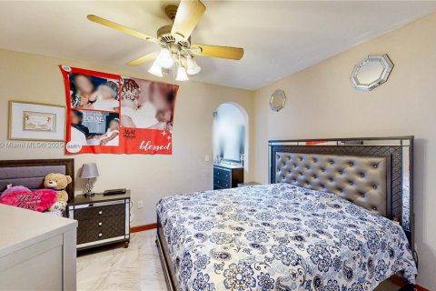 Купить виллу или дом в Хомстед, Флорида 5 спален, 343.37м2, № 1955678 - фото 24