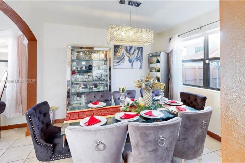 Купить виллу или дом в Хомстед, Флорида 5 спален, 343.37м2, № 1955678 - фото 11