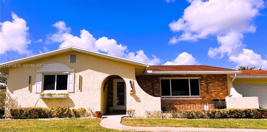 Commercial property in Coconut Creek, Florida 1 bedroom, 153.2 sq.m. № 2044419