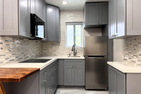 Commercial property in Coconut Creek, Florida 1 bedroom, 153.2 sq.m. № 2044419 - photo 5