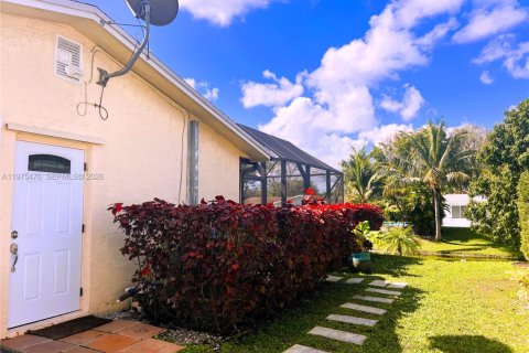 Commercial property in Coconut Creek, Florida 1 bedroom, 153.2 sq.m. № 2044419 - photo 2