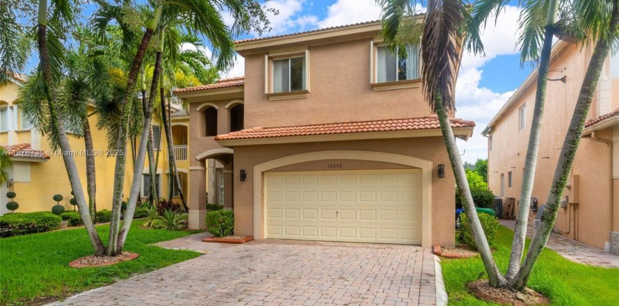 Villa ou maison à Miramar, Floride 4 chambres, 217.39 m2 № 1927576