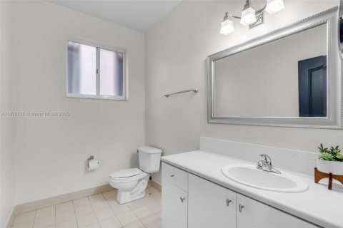 Villa ou maison à louer à Miramar, Floride: 4 chambres, 217.39 m2 № 1927576 - photo 10