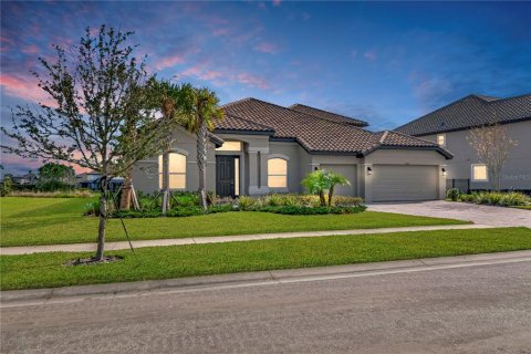 Casa en venta en Wesley Chapel, Florida, 5 dormitorios, 370.12 m2 № 1917618 - foto 2