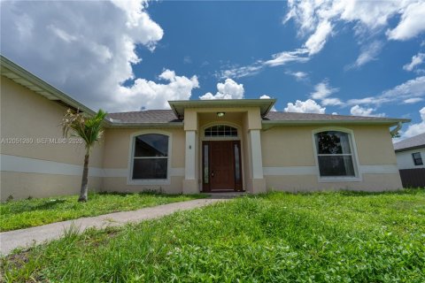 House in Cape Coral, Florida 3 bedrooms № 2181612