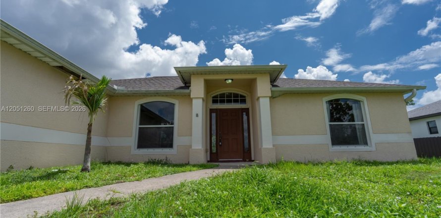 House in Cape Coral, Florida 3 bedrooms № 2181612