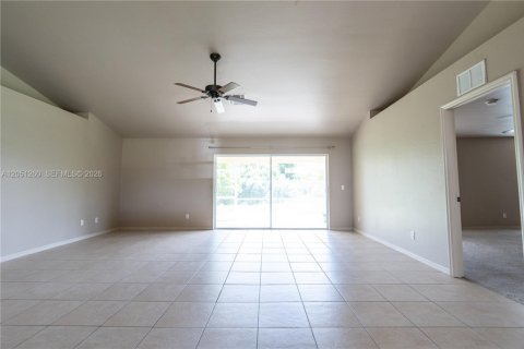House in Cape Coral, Florida 3 bedrooms № 2181612 - photo 13