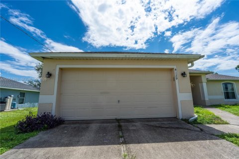 House in Cape Coral, Florida 3 bedrooms № 2181612 - photo 2