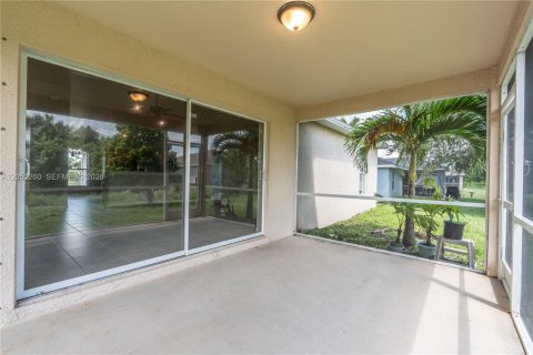 House in Cape Coral, Florida 3 bedrooms № 2181612 - photo 16