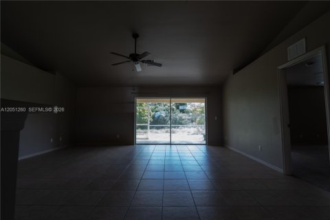 House in Cape Coral, Florida 3 bedrooms № 2181612 - photo 12