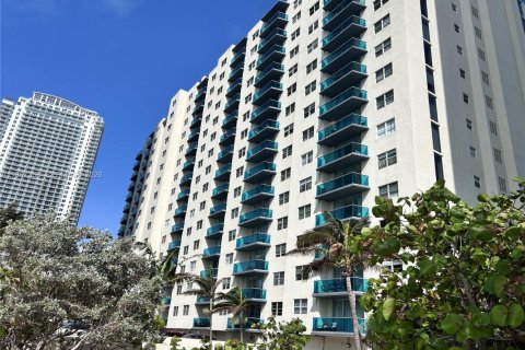 Condominio en Hollywood, Florida, 1 dormitorio  № 2052130