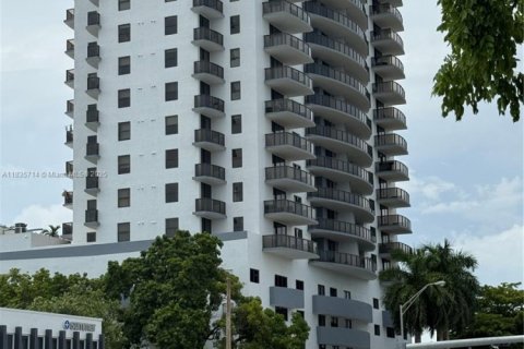 Condo in Miami, Florida, 2 bedrooms  № 1823488 - photo 1