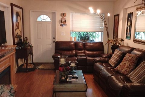 House in Miami, Florida 3 bedrooms, 132.85 sq.m. № 1878559 - photo 10