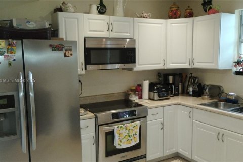 House in Miami, Florida 3 bedrooms, 132.85 sq.m. № 1878559 - photo 6