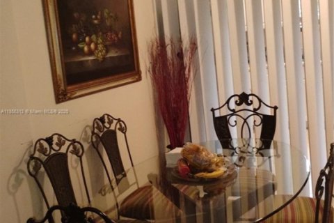 House in Miami, Florida 3 bedrooms, 132.85 sq.m. № 1878559 - photo 7