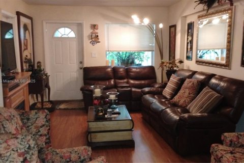 House in Miami, Florida 3 bedrooms, 132.85 sq.m. № 1878559 - photo 9