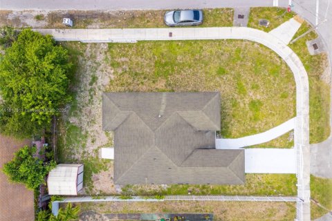 House in Miami, Florida 2 bedrooms № 1875256 - photo 25