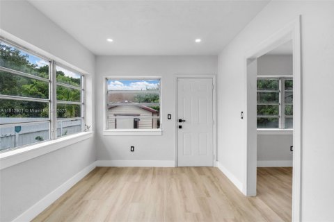 House in Miami, Florida 2 bedrooms № 1875256 - photo 8