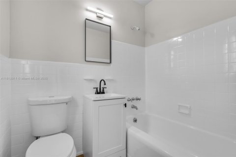 House in Miami, Florida 2 bedrooms № 1875256 - photo 17