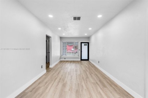 House in Miami, Florida 2 bedrooms № 1875256 - photo 5
