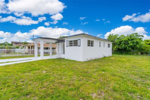House in Miami, Florida 2 bedrooms № 1875256 - photo 2