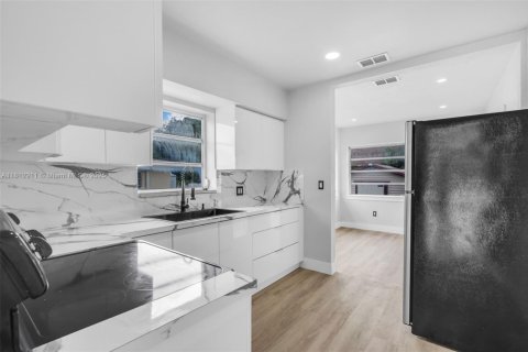 House in Miami, Florida 2 bedrooms № 1875256 - photo 10