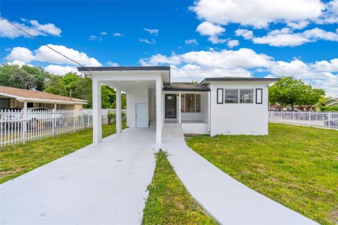 House in Miami, Florida 2 bedrooms № 1875256 - photo 1