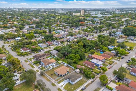 House in Miami, Florida 2 bedrooms № 1875256 - photo 21
