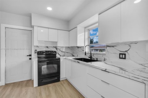 House in Miami, Florida 2 bedrooms № 1875256 - photo 9