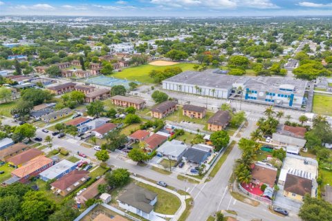 House in Miami, Florida 2 bedrooms № 1875256 - photo 24